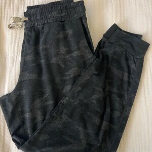 Vuori Women’s Black Camouflage Joggers